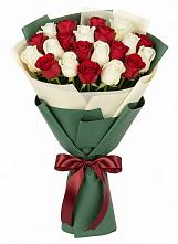 Букет Микс из красных и белых роз в Калтасы