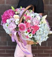 Композиция солнечный день в Калтасы Цветочная композиция из Розы, Хризантемы, Пионы и Лизиантусы в корзине в Калтасы