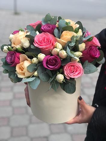Цветочная композиция из Розы в шляпной коробке в Калтасы