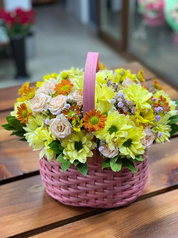 Цветочная композиция из Хризантемы и Розы в корзине в Калтасы