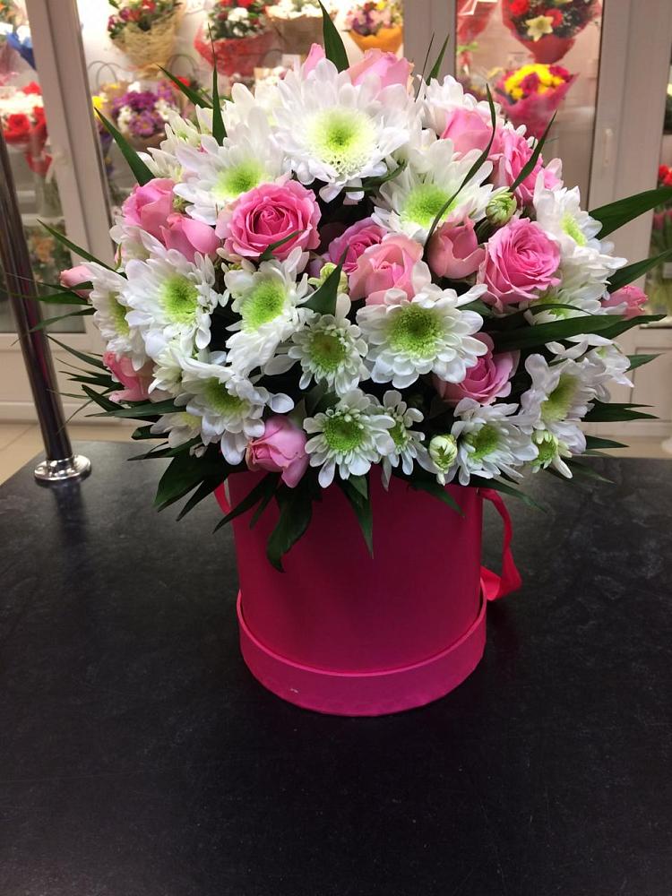 Цветочная композиция из Розы и Хризантемы в шляпной коробке в Калтасы