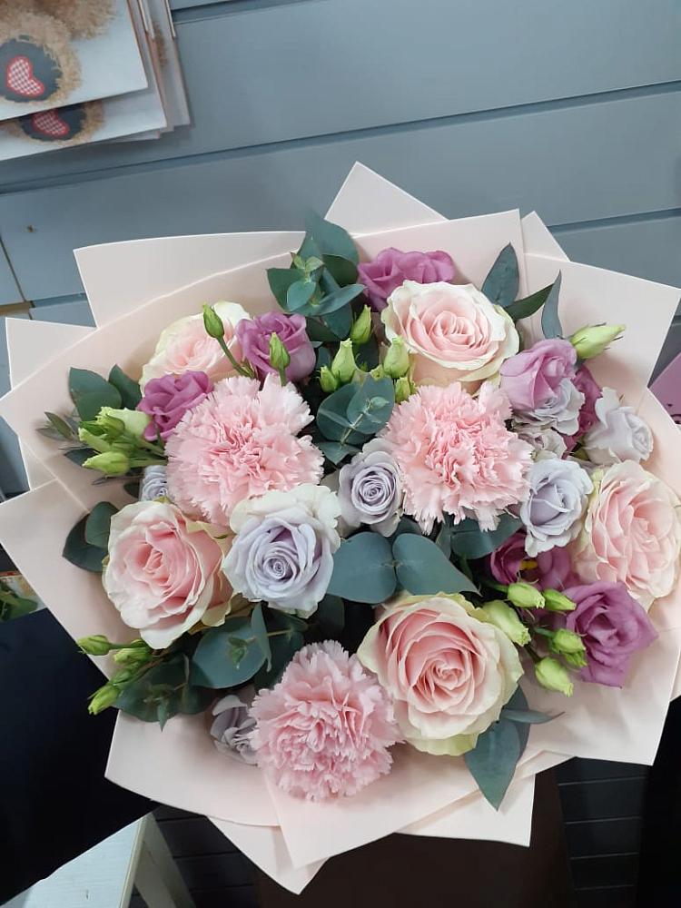 Букет цветов из: Розы, Гвоздики и Лизиантусы в Калтасы